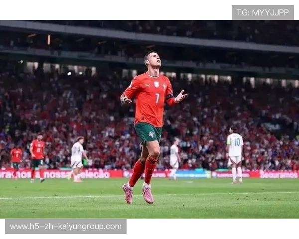 C罗预判提前到位完成抢射